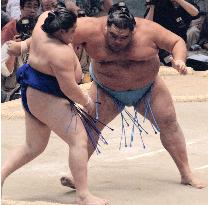 (1)Three tied for lead at Nagoya sumo tournament